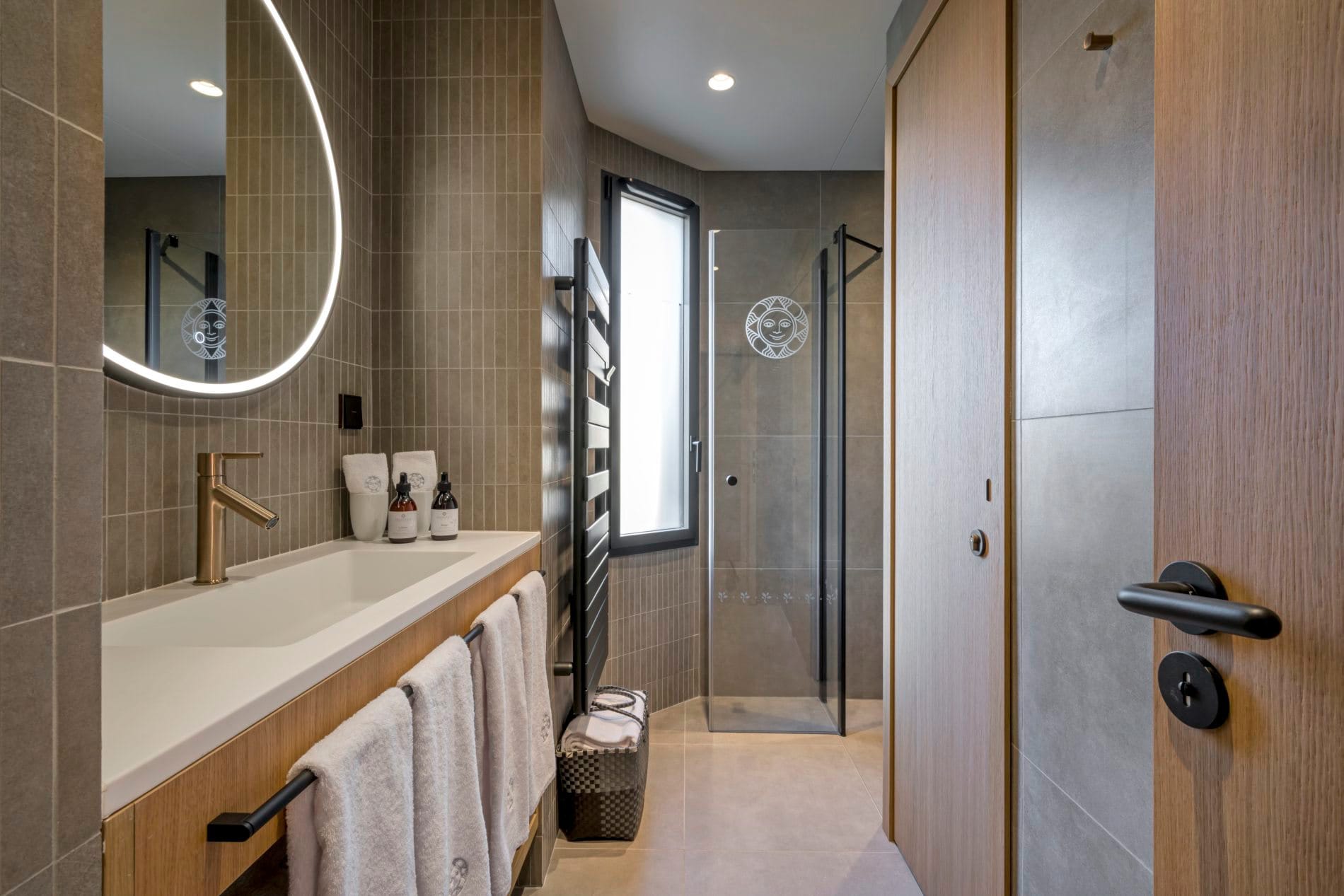 Erste Einblicke ins neue Hofgut des Sonnenalp Resorts: Badezimmer in den Natur-Lodges.