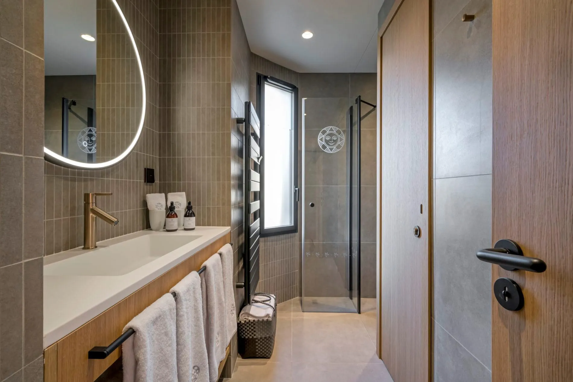 Erste Einblicke ins neue Hofgut des Sonnenalp Resorts: Badezimmer in den Natur-Lodges.