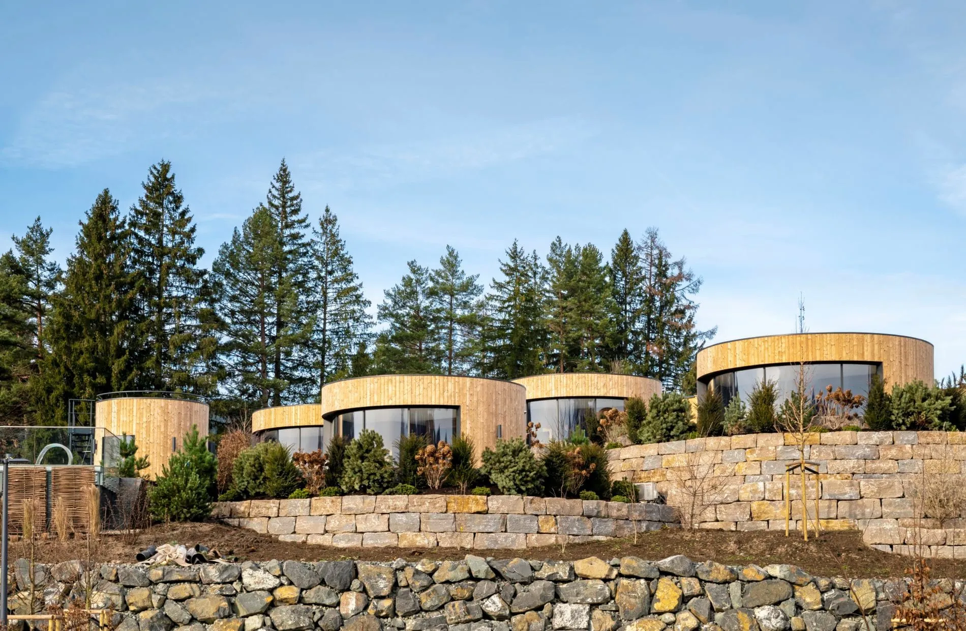 Erste Einblicke ins neue Hofgut des Sonnenalp Resorts: Die Natur-Lodges von außen.