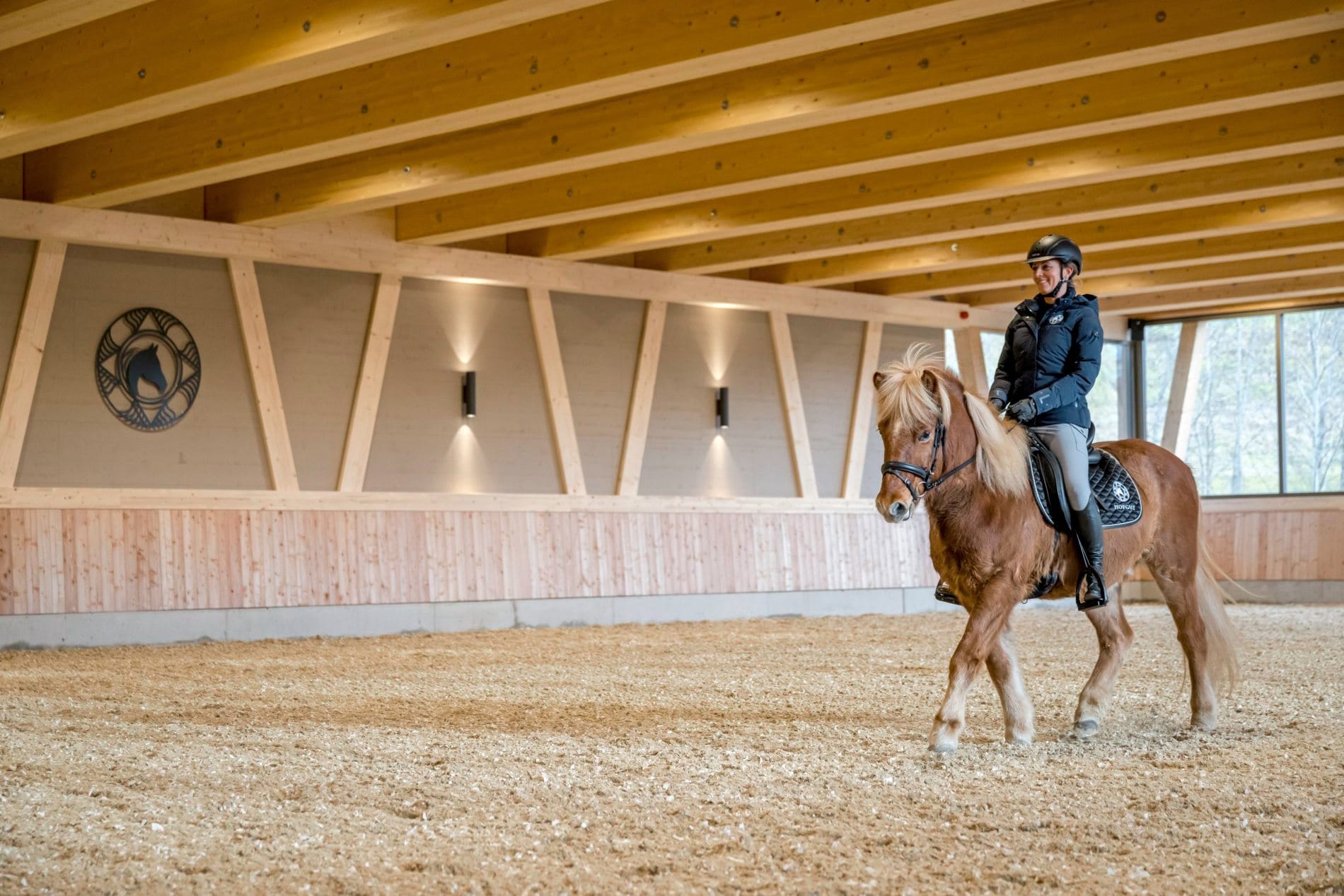 Erste Einblicke ins neue Hofgut des Sonnenalp Resorts: Die Reithalle.