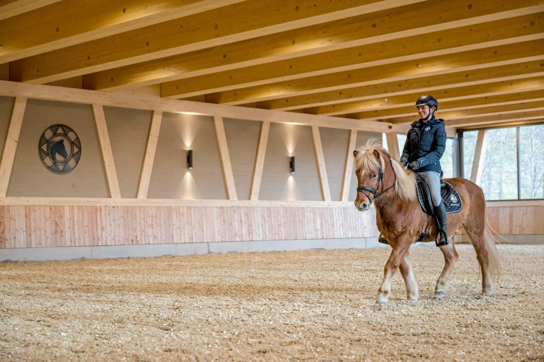 Erste Einblicke ins neue Hofgut des Sonnenalp Resorts: Die Reithalle.