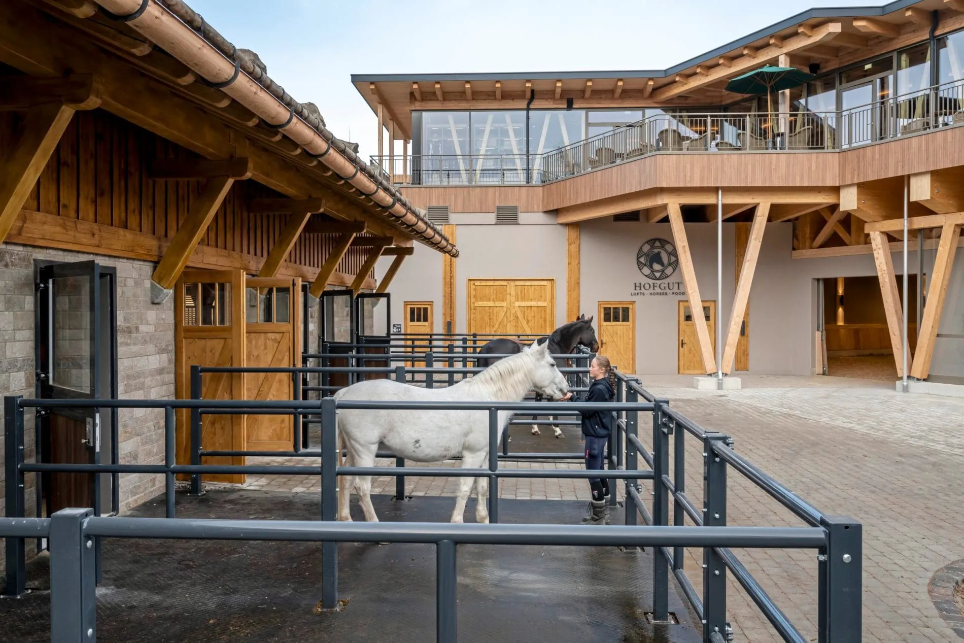 Erste Einblicke ins neue Hofgut des Sonnenalp Resorts: Die Reithalle.