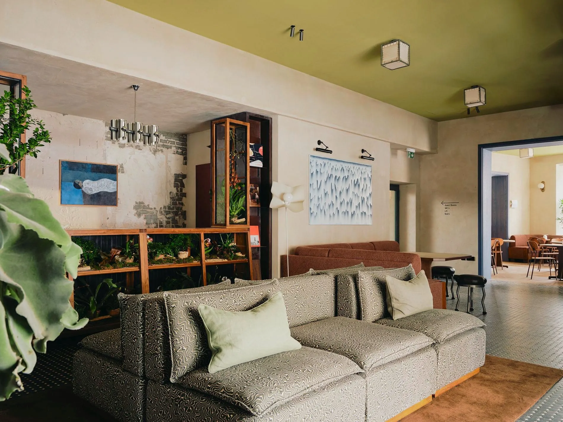 Pflanzen und kuratierte Kunstwerke schaffen in den öffentlichen Bereichen eine wohnliche Atmosphäre für Gäste und Besucher.