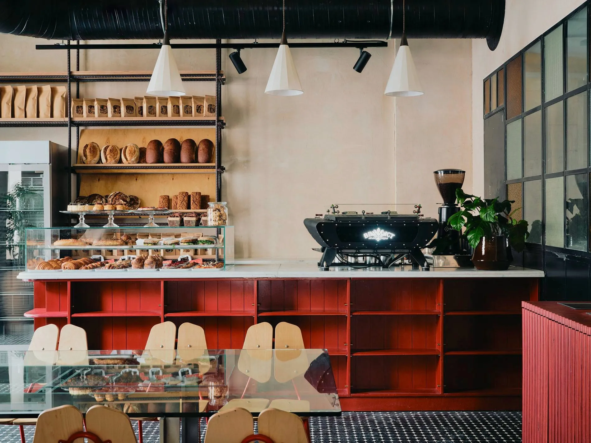 Die rote Holztheke mit professioneller Espressomaschine bildet das Herzstück des ganztägig geöffneten Restaurants.