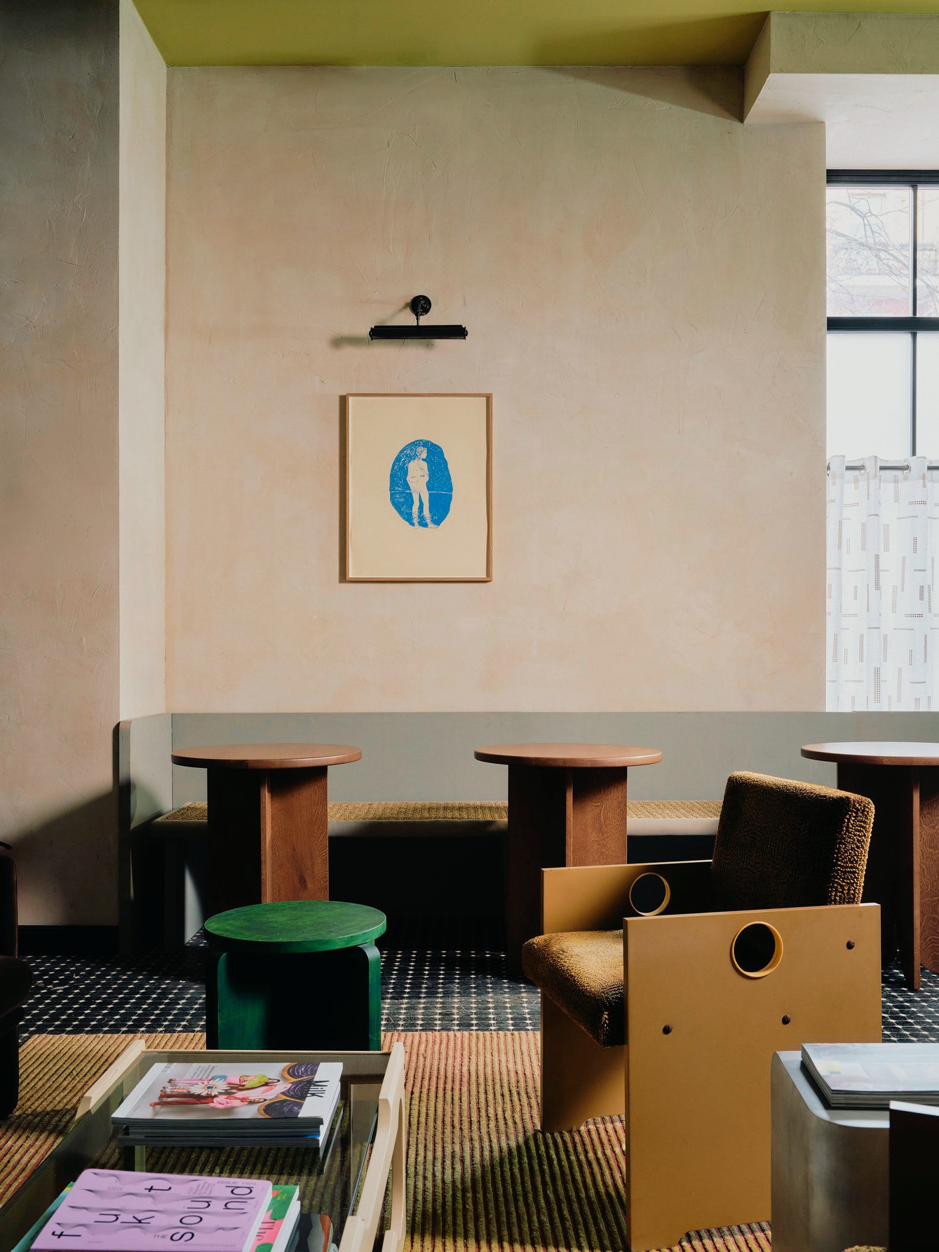 Kuratierte Kunst aus dem Programm „Wanderers" schmückt die Wände der öffentlichen Bereiche. Designermöbel in Erdtönen und Magazine laden zum Verweilen ein.