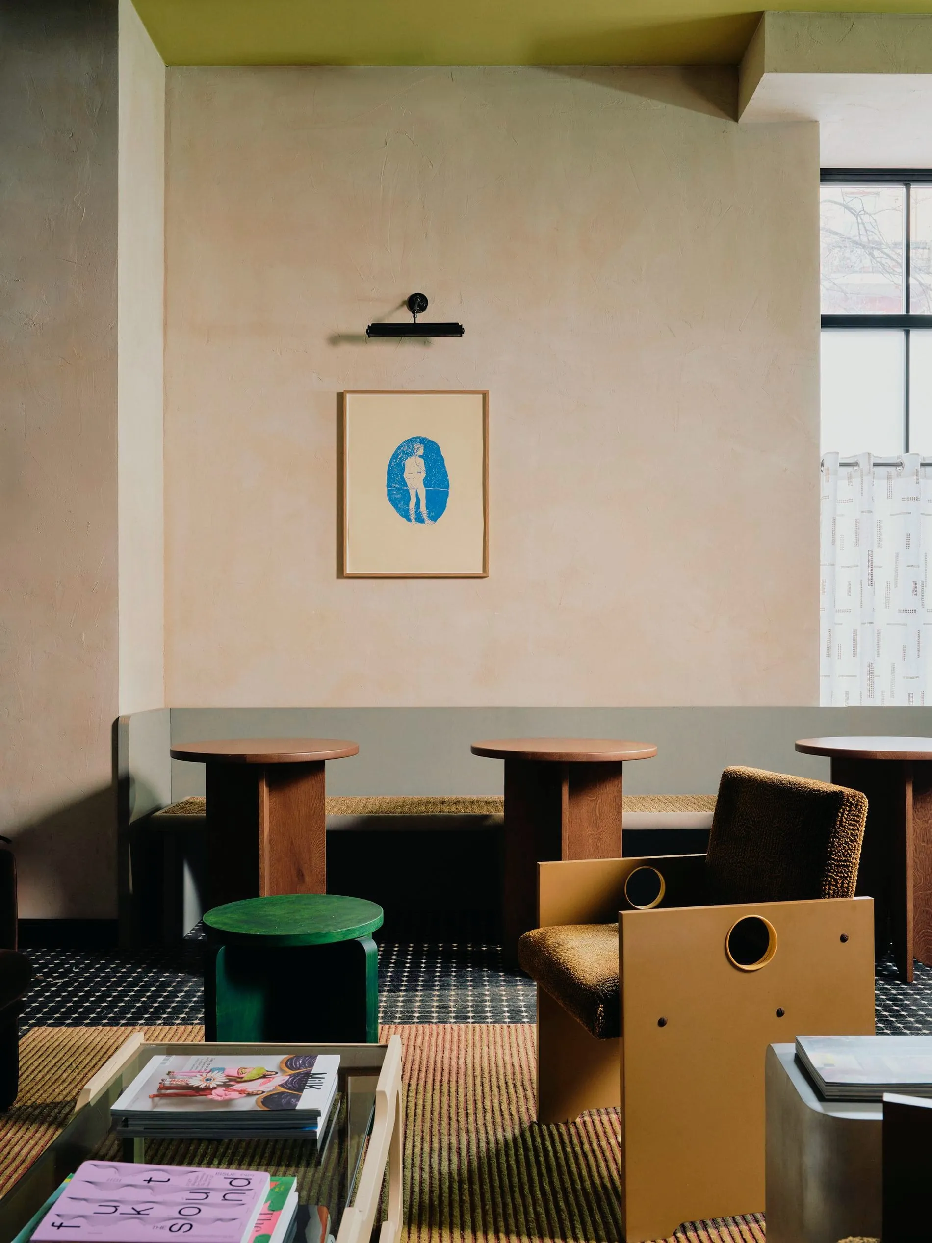 Kuratierte Kunst aus dem Programm „Wanderers" schmückt die Wände der öffentlichen Bereiche. Designermöbel in Erdtönen und Magazine laden zum Verweilen ein.