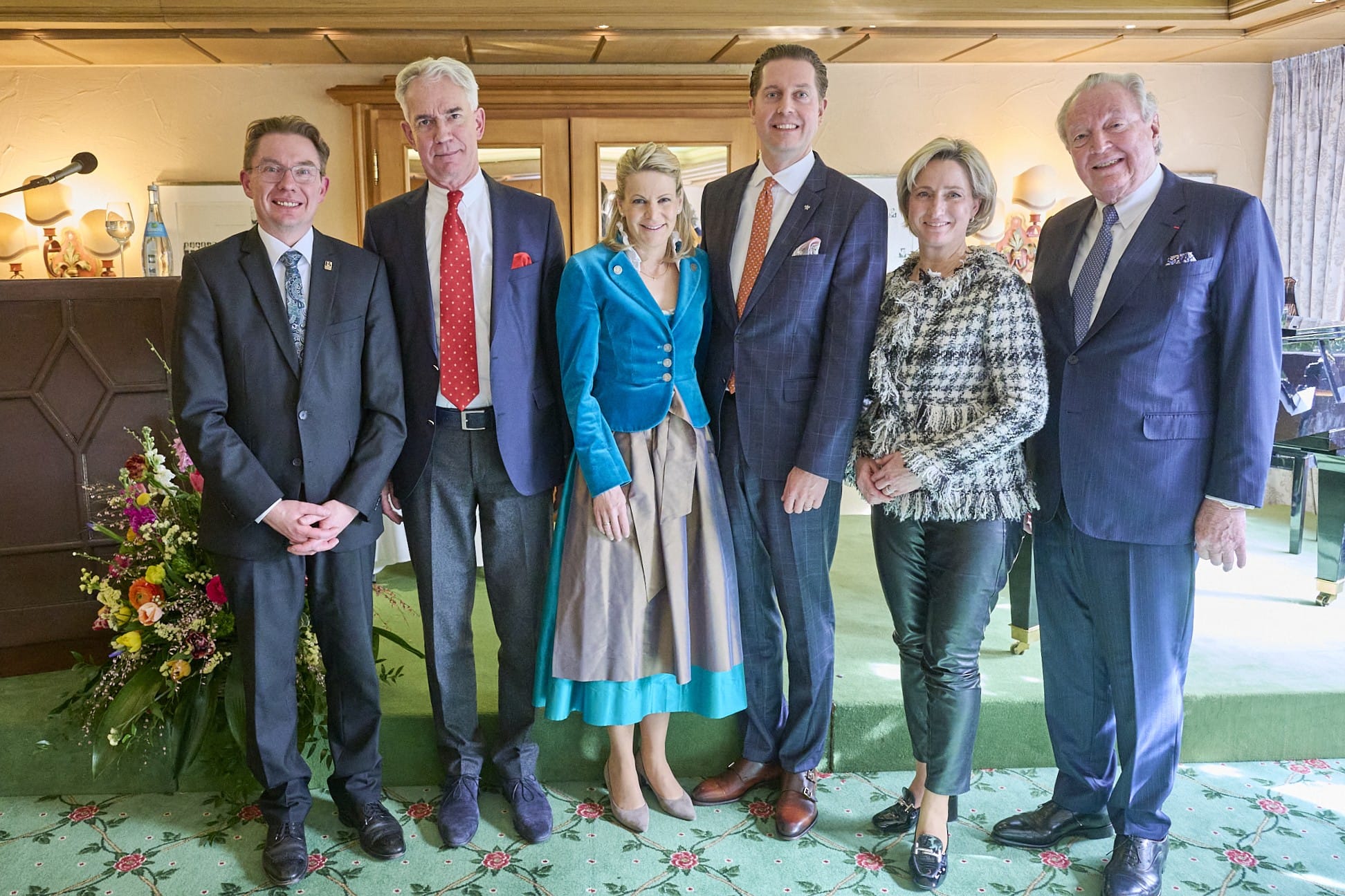 Festakt "75 Jahre Bareiss" – Gastgeber & Gastredner: Vor der Bühne in der Bibliothek versammelten sich (von links) Bürgermeister Michael Ruf, Festredner H.P.O. Breuer, Britta und Hannes Bareiss, Wirtschaftsministerin Nicole Hoffmeister‑Kraut und Seniorchef Hermann Bareiss.