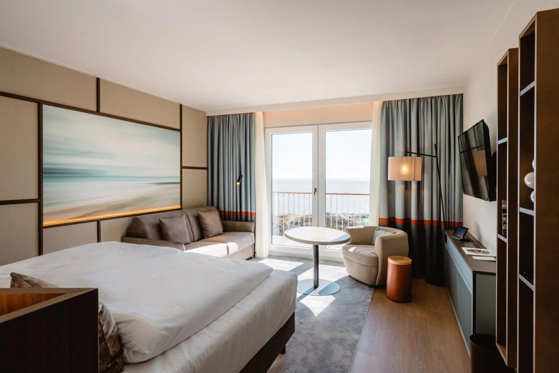 Natürliche Materialien und klare Formen: Die neu gestalteten Zimmer des A-Rosa Sylt.