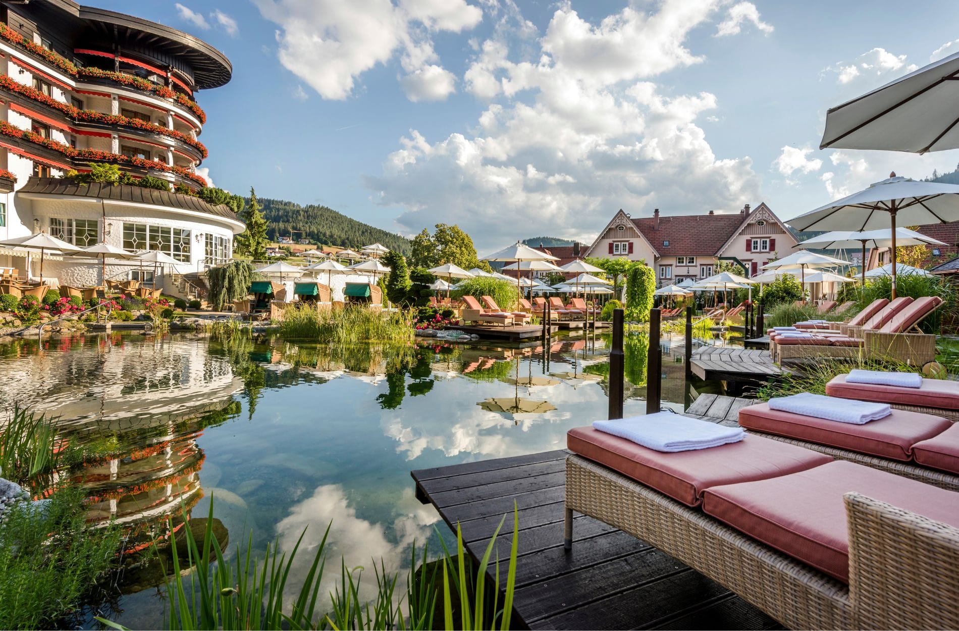 Das Hotel Bareiss in Baiersbronn-Mitteltal: Das Fünfsterne-Superior-Resort im Schwarzwald mit Naturbadeteich steht seit 75 Jahren für gewachsene Qualität und kontinuierliche Weiterentwicklung.