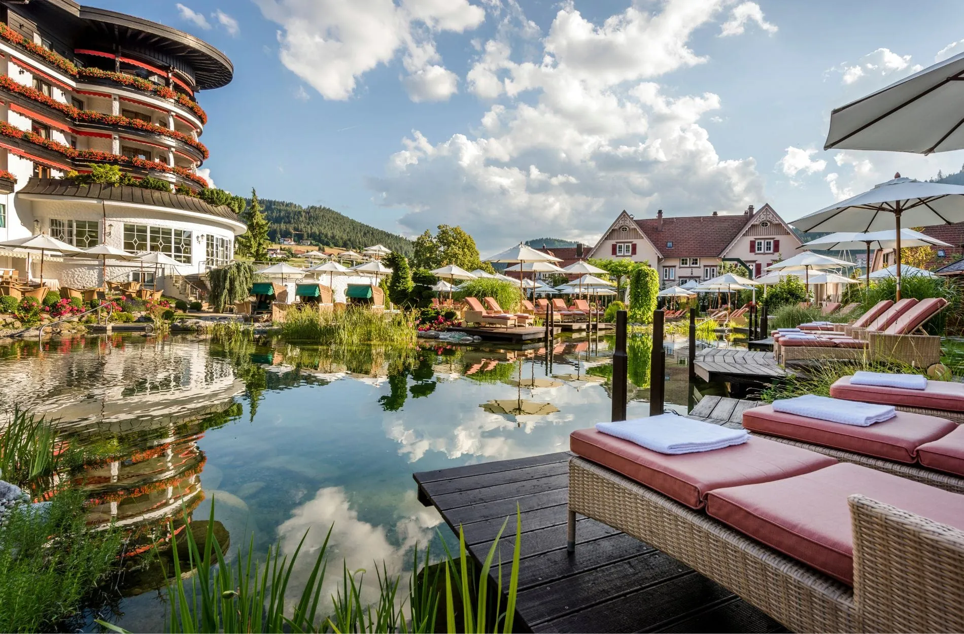 Das Hotel Bareiss in Baiersbronn-Mitteltal: Das Fünfsterne-Superior-Resort im Schwarzwald mit Naturbadeteich steht seit 75 Jahren für gewachsene Qualität und kontinuierliche Weiterentwicklung.
