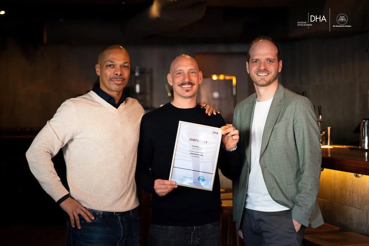 Freuen sich auf die Zusammenarbeit bei der neuen Weiterbildung Certified Bartender: (von links) Die Gründer des BSC Dominique Simon und Felix Engels sowie Sebastian Russold, Studientutor DHA.
