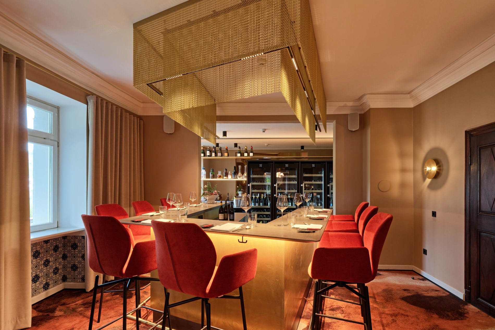 Über dem Chef’s Table hängt ein filigraner Kettenvorhang.