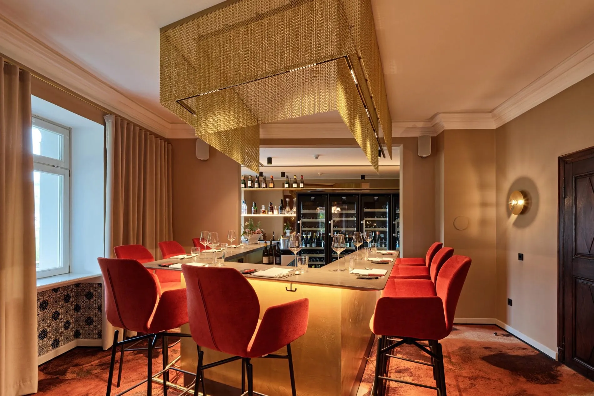 Über dem Chef’s Table hängt ein filigraner Kettenvorhang.