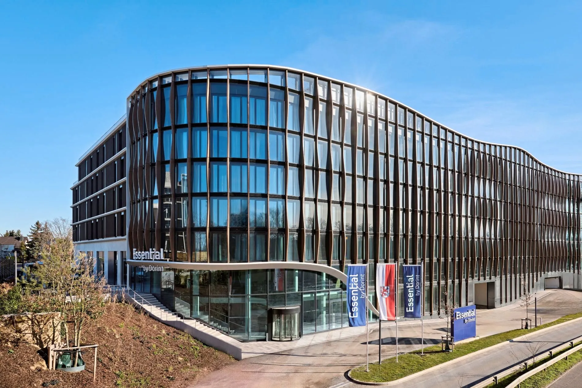 Markante Fassade: In Düsseldorf hat ein neues Essential by Dorint seinen Türen eröffnet.