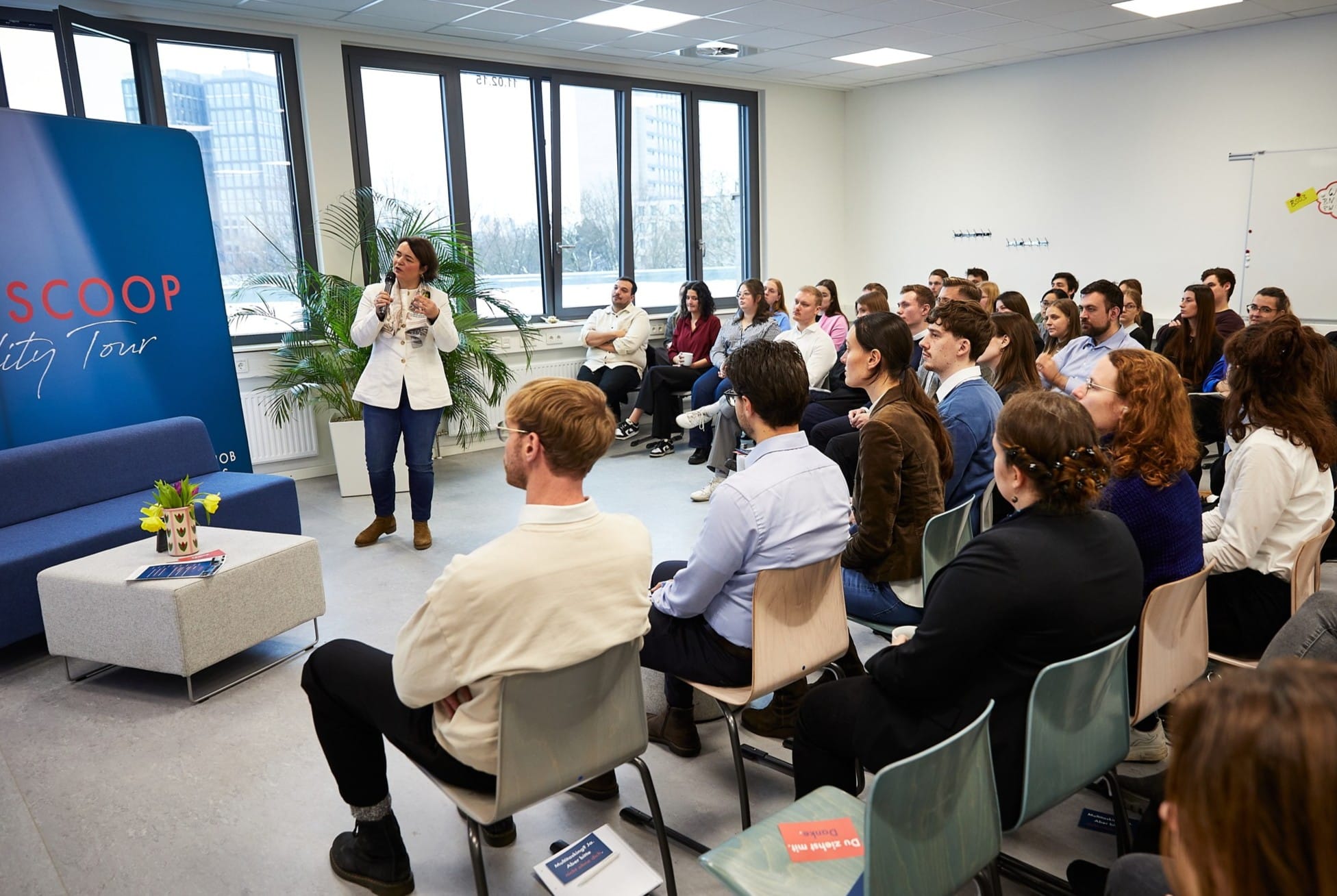 Auftakt in Hamburg: Katharina Darisse (links), Geschäftsführerin von Fair Job Hotels, freute sich über die zahlreichen Teilnehmenden an der Scoop-Tour.