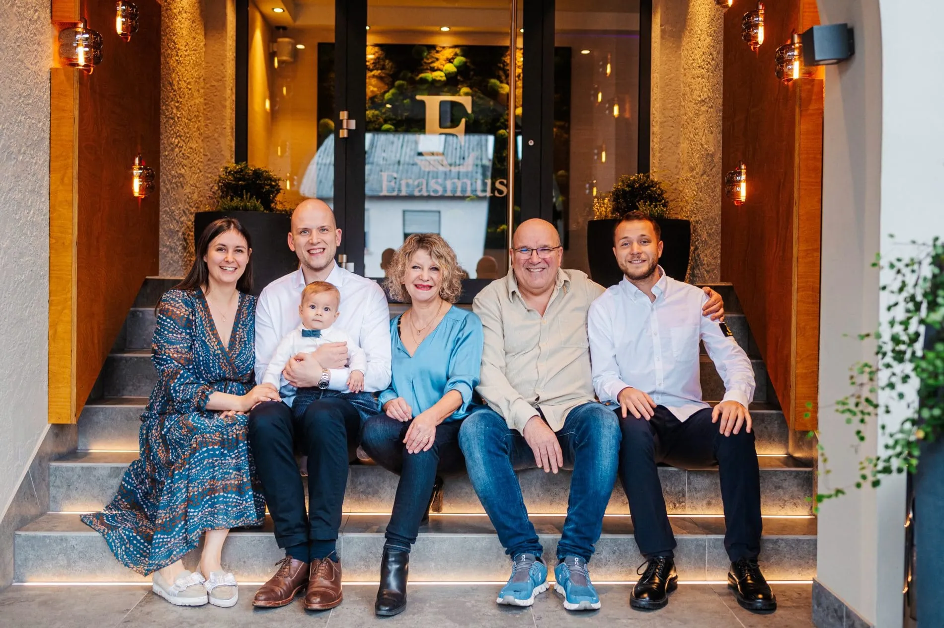 Fest in der Region verwurzelt: (von links) Janina Elflein, Niko Boesen mit Sohn Benedikt, Ute, Ewald und Axel Boesen.