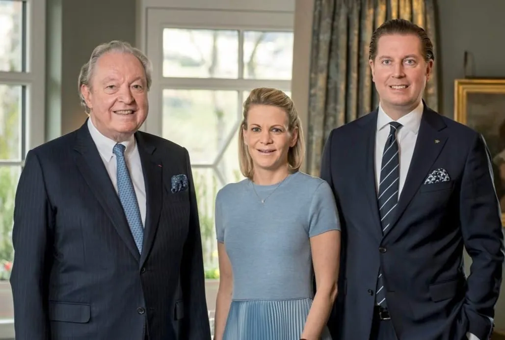 Zwei Generationen, ein Anspruch: (von links) Hermann, Britta und Hannes Bareiss führen das Hotel Bareiss im Schwarzwald mit gelebter Tradition und unternehmerischem Weitblick.