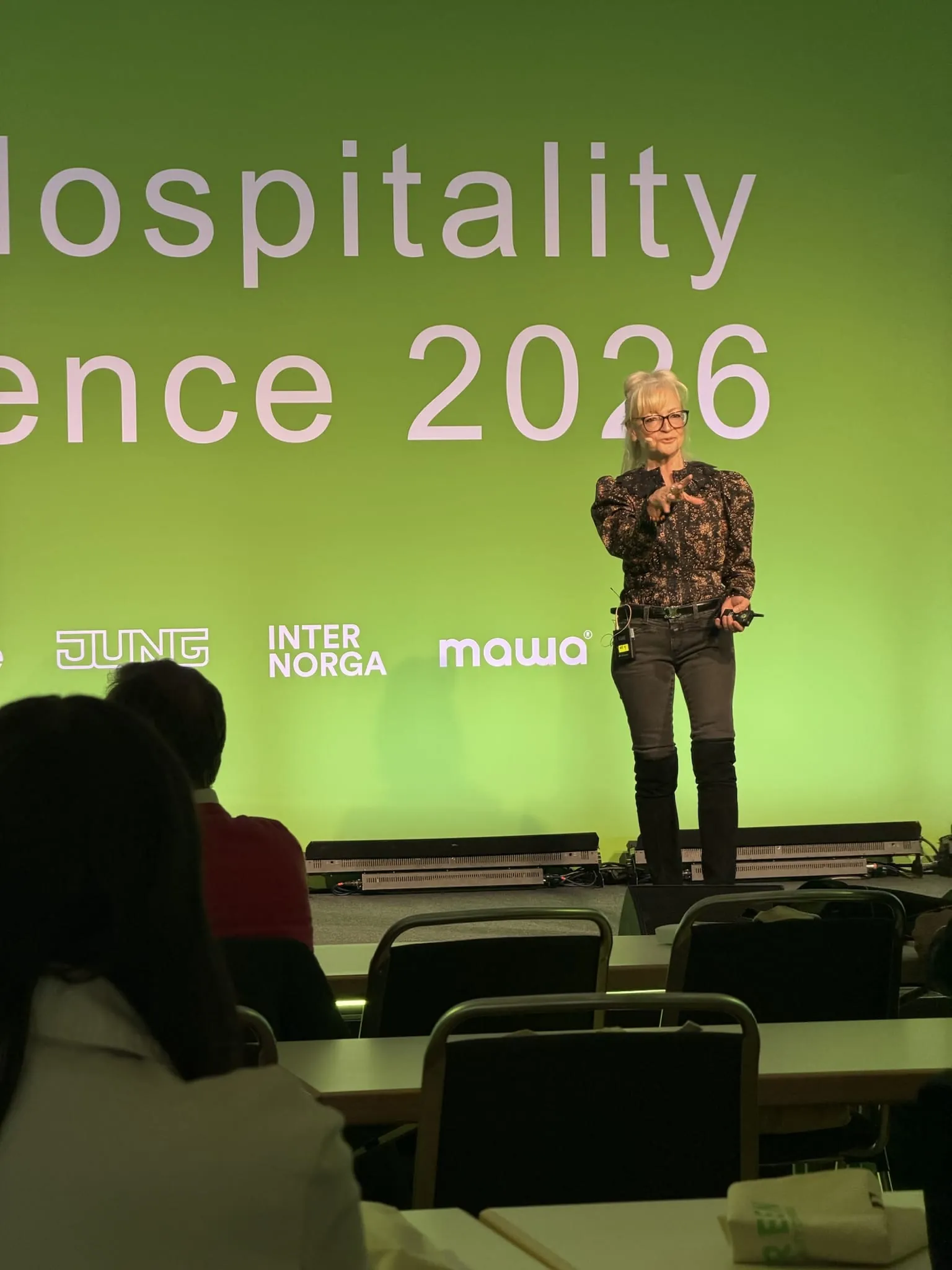 Innenarchitektin Corinna Kretschmar-Joehnk zeigte, wie nachhaltiges Hoteldesign durch Materialwahl, Bestandsnutzung und inspirierende Räume erlebbar wird.