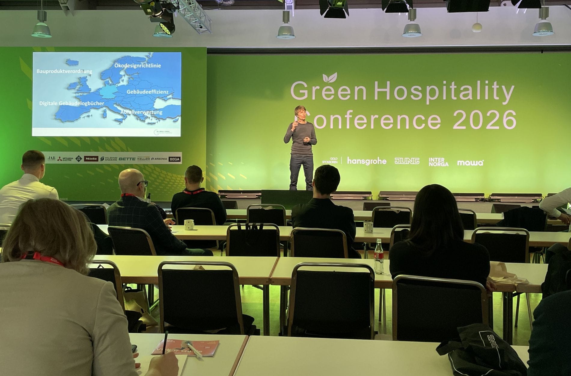Nachhaltigkeitsplaner Daniel Scherz betonte die Schlüsselrolle des Gebäudesektors für den Klimaschutz – und rief die Branche dazu auf, endlich vom Reden ins Handeln zu kommen.