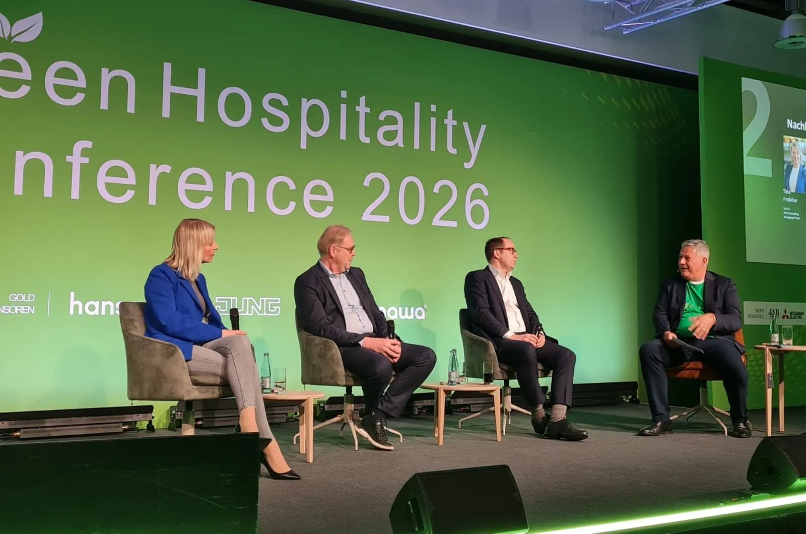 Im Panel „Nachhaltigkeit als Betriebssystem“ diskutierten (von links) Tina Froböse (Select Hotel Consulting), Peter Lagies (Novum Hospitality), Alexander Schöneich (Deutsche Pfandbriefbank) und Moderator Rolf Westermann, warum ESG-Kriterien zunehmend über Betrieb, Finanzierung und Wert von Hotelimmobilien entscheiden.