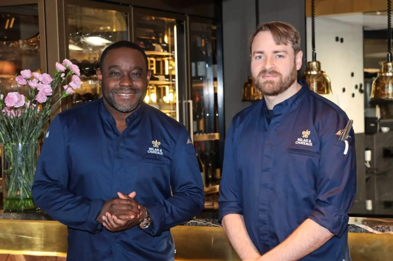 Erik Schmitz (rechts) ist neuer Küchenchef in Nelson Müllers Gourmentrestaurant Schote.