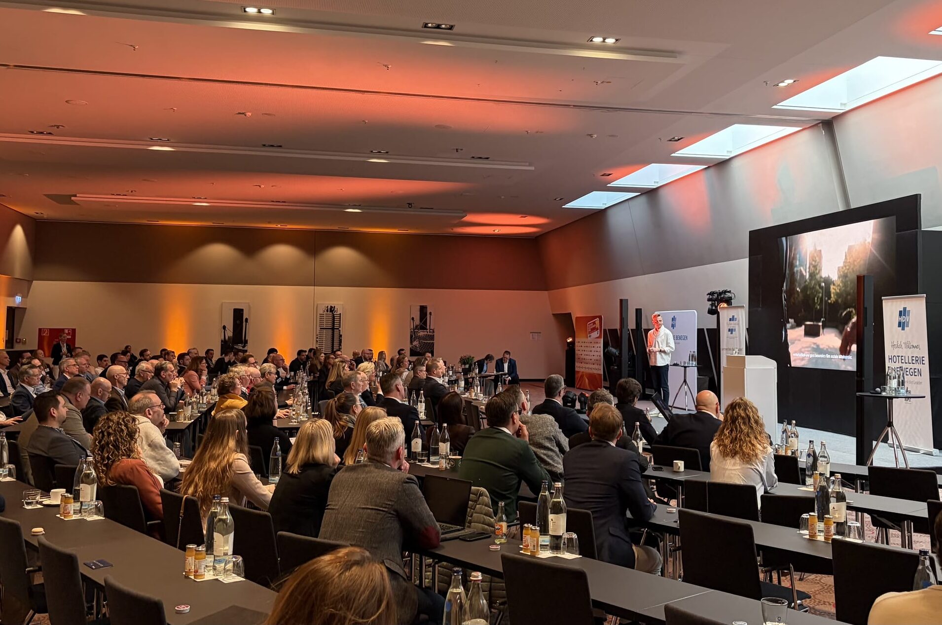 Branchentreff in der bayerischen Landeshauptstadt: Impresssionen der HDV-Frühjahrstagung im Leonadro Hotel Royal München.