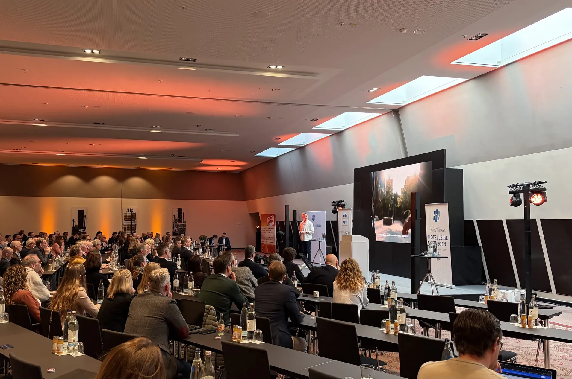 Branchentreff in der bayerischen Landeshauptstadt: Impresssionen der HDV-Frühjahrstagung im Leonadro Hotel Royal München.