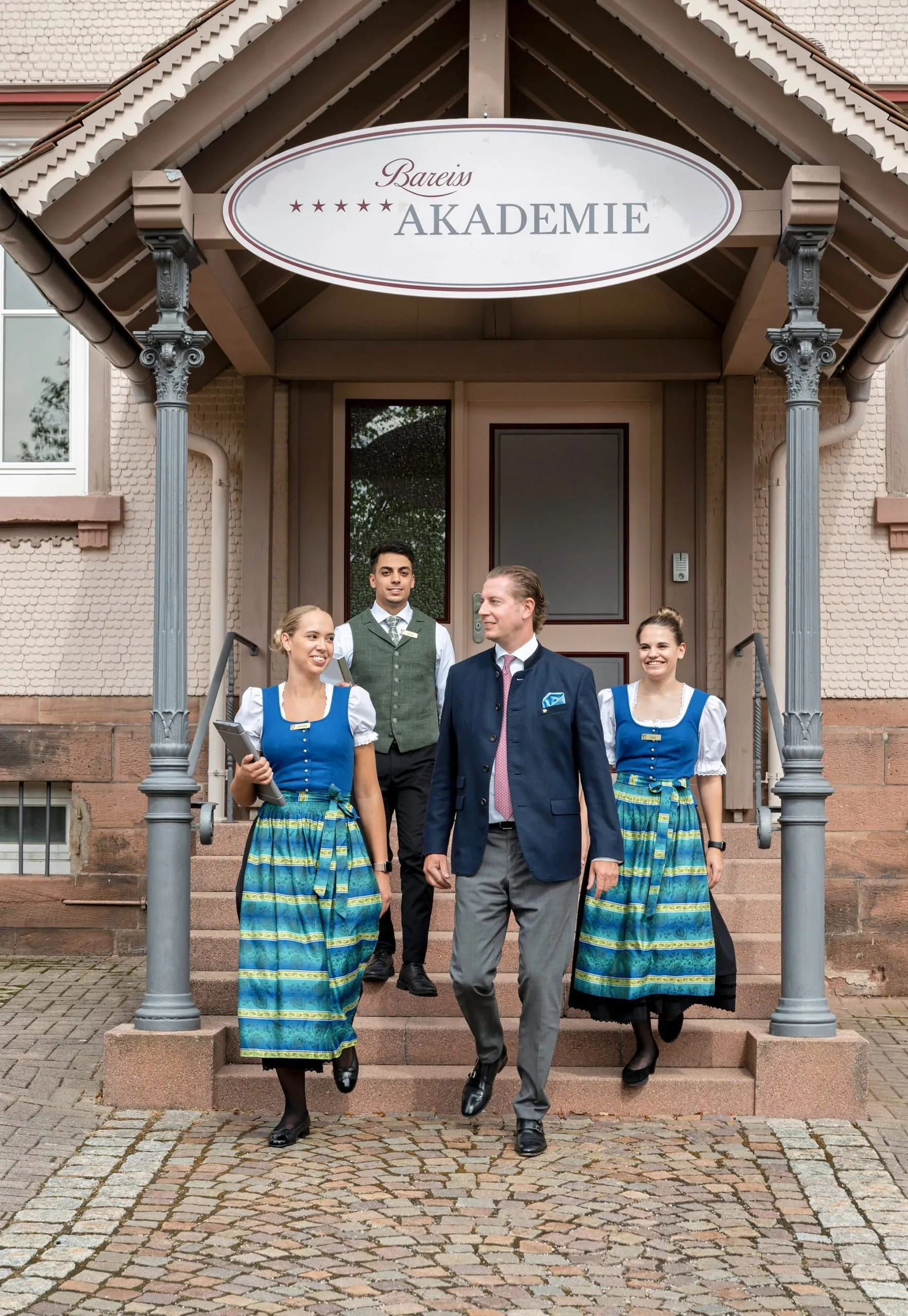 Hannes Bareiss mit Auszubildenden Bareiss Akademie