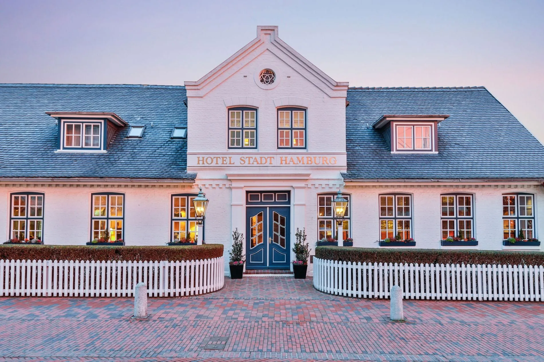 Mitten in Westerland präsentiert sich das Hotel Stadt Hamburg als elegantes Haus mit Tradition und zeitgemäßem Komfort.