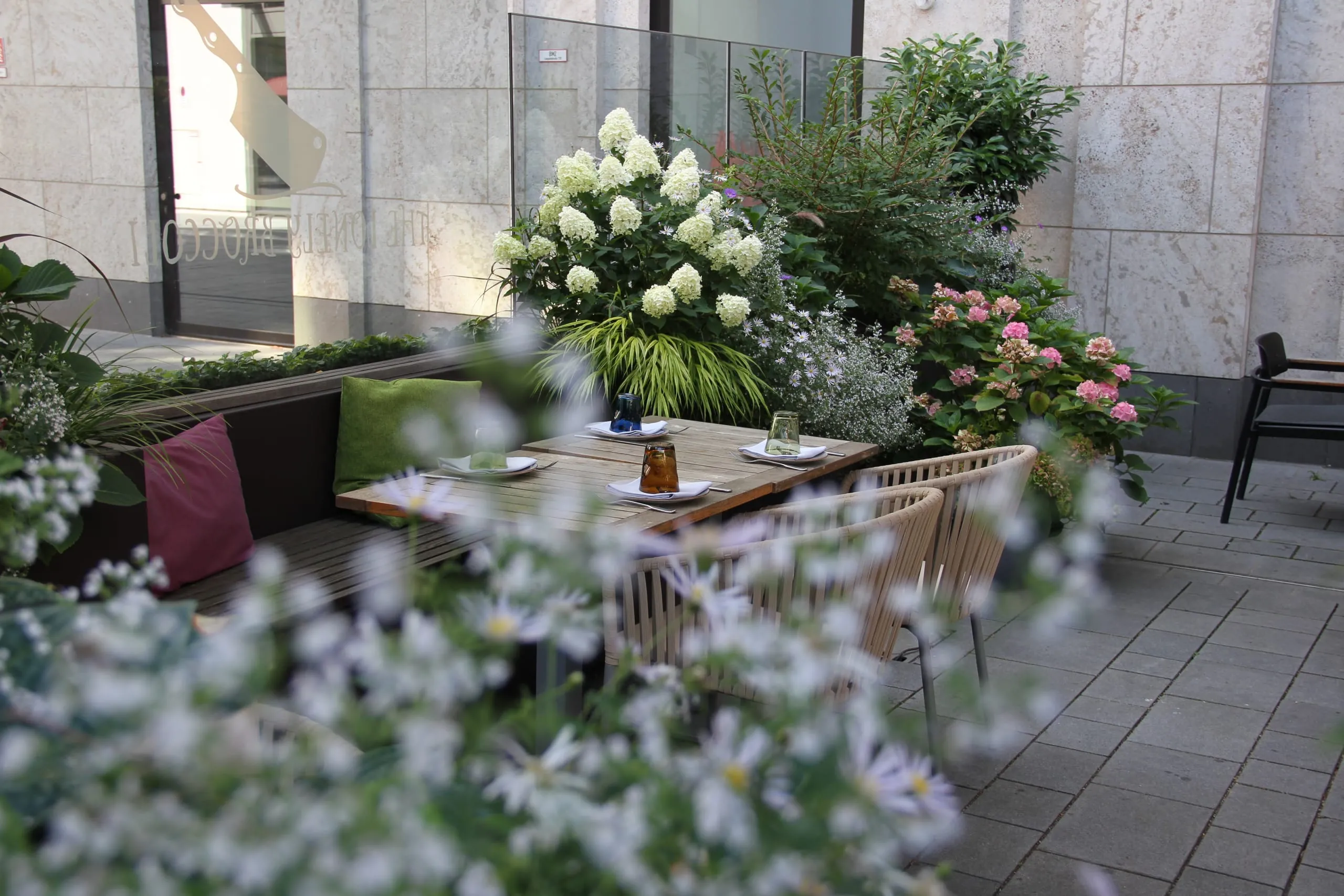 Kleine Oase: Auch Stadthotels wie das Andaz M&uuml;nchen bieten ihren G&auml;sten &uuml;ppig bepflanzte Au&szlig;enbereiche. 