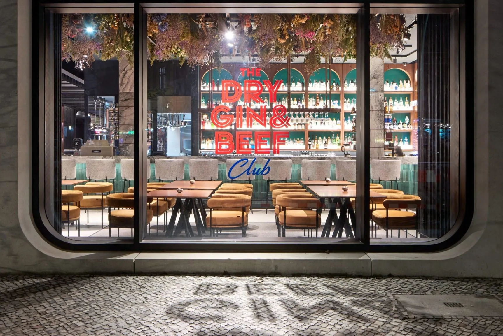 The Dry Gin & Beef Club in Berlin ist von der Ippolito Fleitz Group als Spannungsbogen zwischen ‚Gin-Labor‘ und archaischer ‚Beef‘-Welt konzipiert.