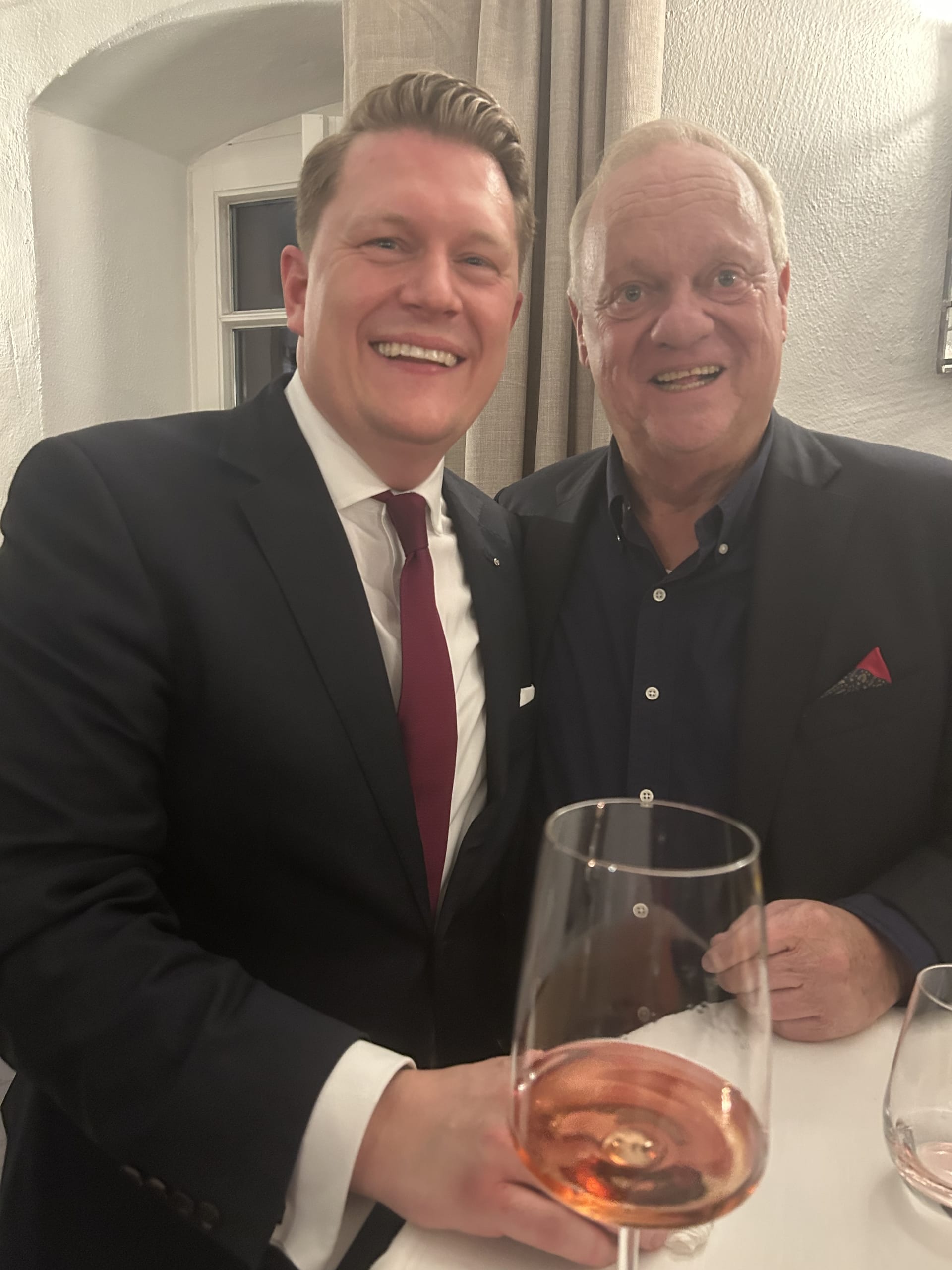 Feiern den Umzug: (von links) Jakob Stöhrer, General Manager des Nassauer Hofs, mit Moderatoren-Legende Rolf Töpperwien.