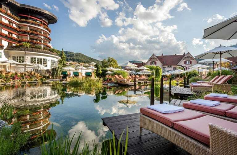 Das Hotel Bareiss in Baiersbronn-Mitteltal: Das F&uuml;nfsterne-Superior-Resort im Schwarzwald mit Naturbadeteich steht seit 75 Jahren f&uuml;r gewachsene Qualit&auml;t und kontinuierliche Weiterentwicklung.