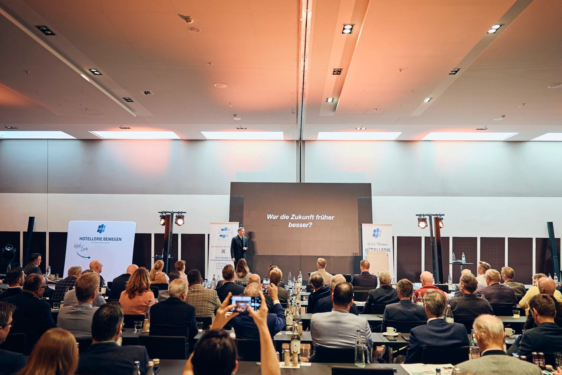 Branchentreff in der bayerischen Landeshauptstadt: Impressionen der HDV-Frühjahrstagung im Leonadro Hotel Royal München.