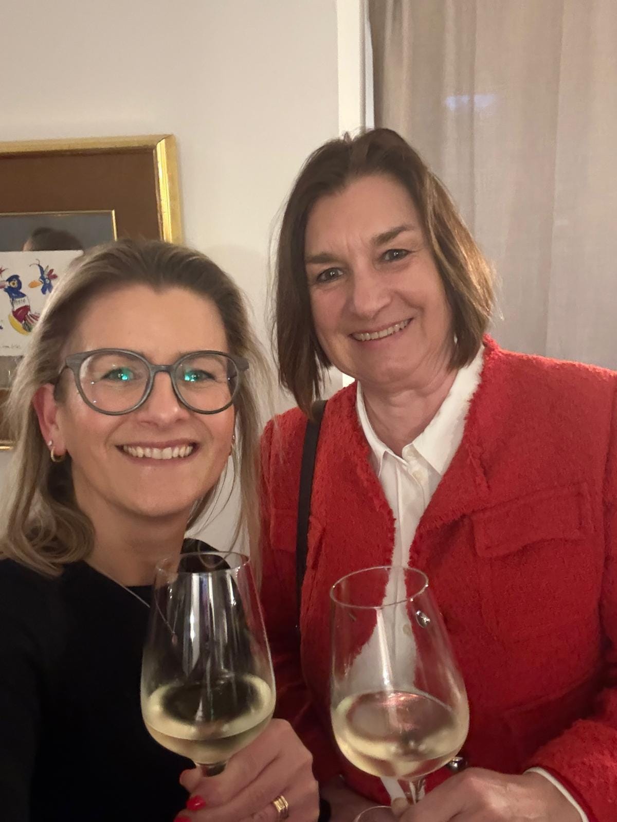 Feiern den Umzug der Ente: (von links) Nicole Goebel, Teamlead Marktentwicklung Regional & Events des Weingut Kloster Eberbach, und Tophotel-Autorin Susanne Stauß.
