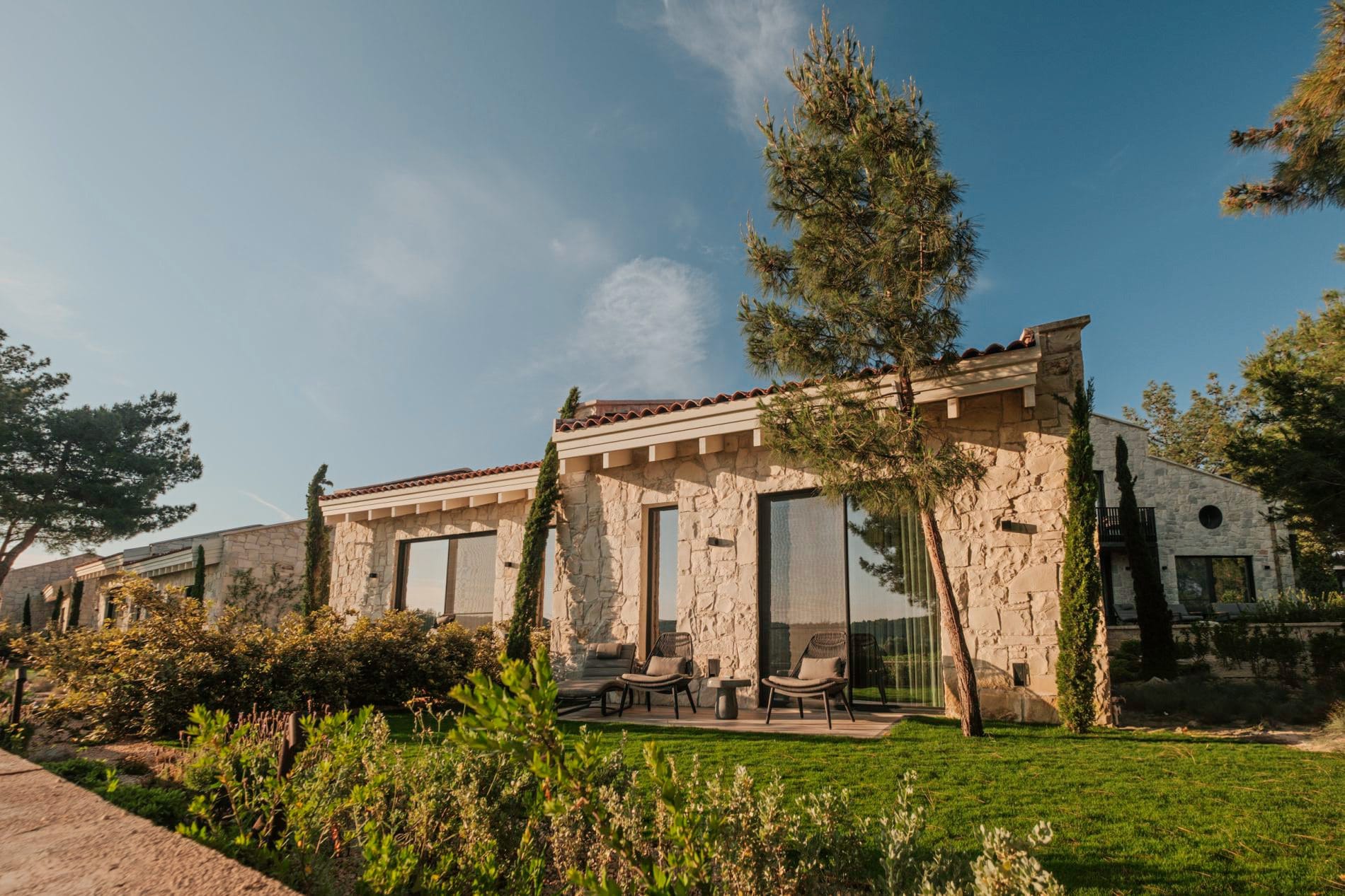 Vom Architekten Han Tümertekin entworfen, erinnern die 24 Villen aus lokalem Naturstein an ein traditionelles anatolisches Dorf. Zypressen, mediterrane Gärten und Weinberge umgeben das neue Relais & Châteaux-Mitglied nahe Izmir.