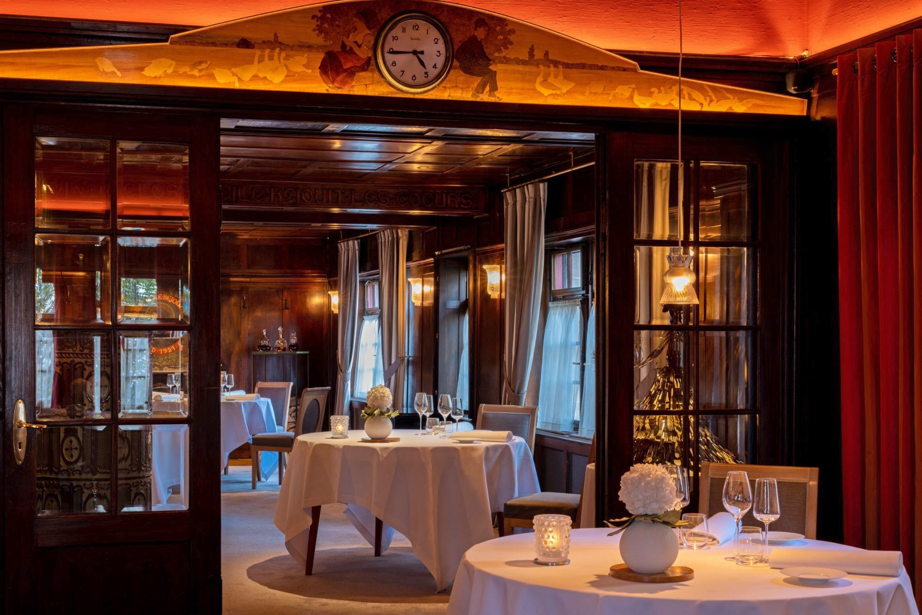 Im Salon d'Hiver des Zwei-Sterne-Restaurants La Fourchette des Ducs treffen Intarsien von Charles Spindler auf Objekte von René Lalique.