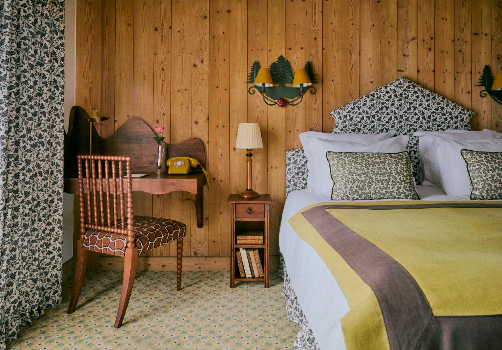 Designer Luke Edward Hall verlieh dem Hôtel Saint-Georges in Megève eine farbenfrohe, britische Note im Savoyer Stil.