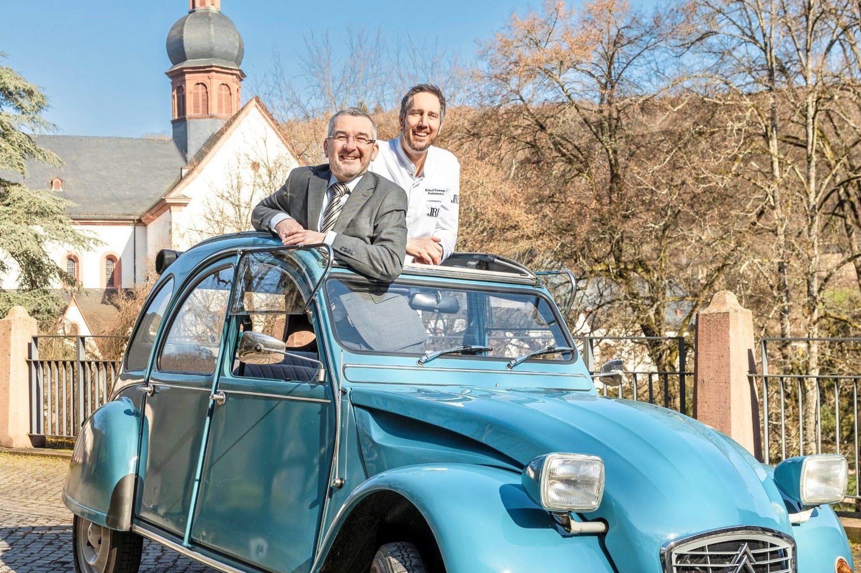 Restaurantleiter Jimmy Ledemazel (links) und Küchenchef Michael Kammermeier fahren stilecht in einer Ente ins Kloster Eberbach.