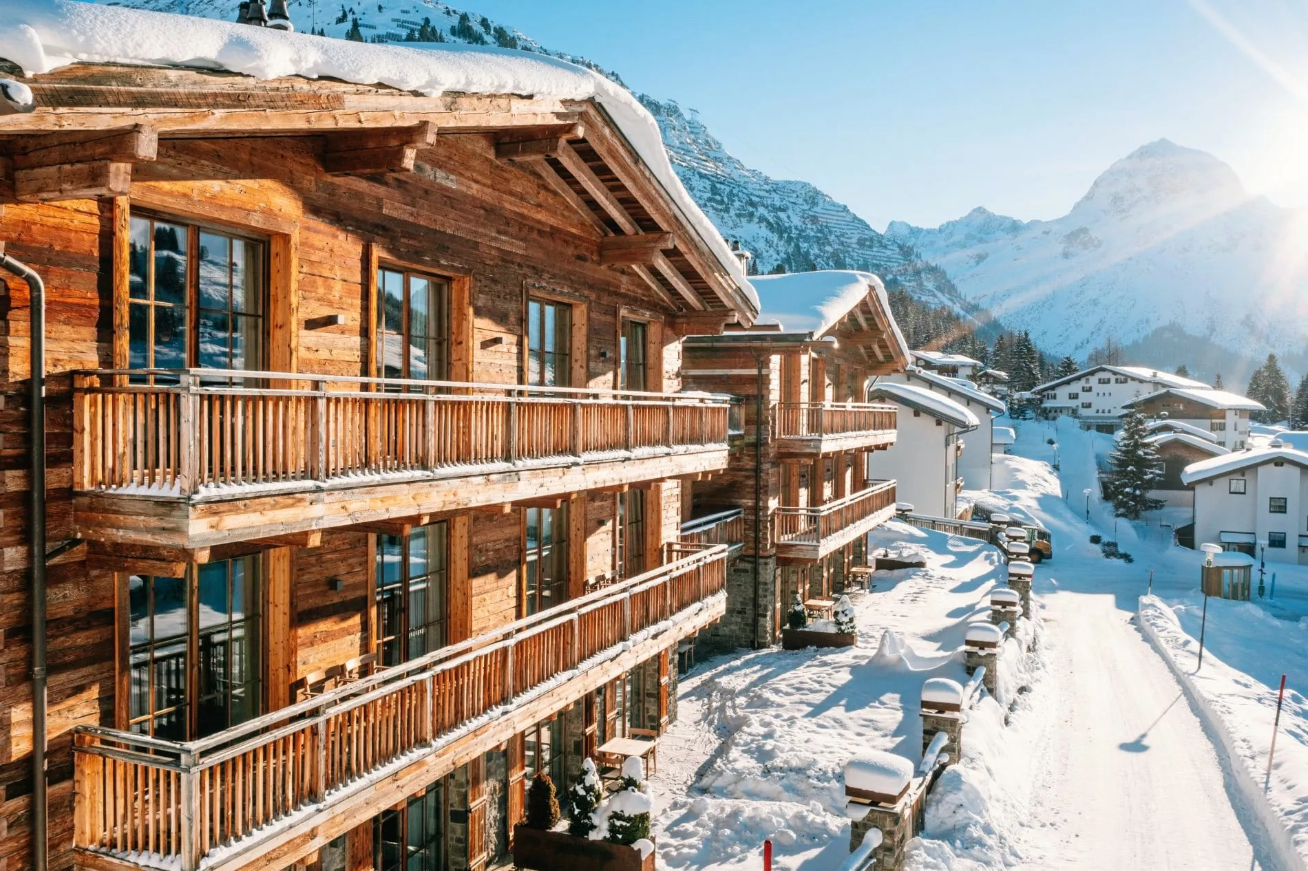 Oberhalb des Ortsteils Stubenbach in Lech am Arlberg thront das Severin's The Alpine Retreat mit Blick auf das Bergpanorama.