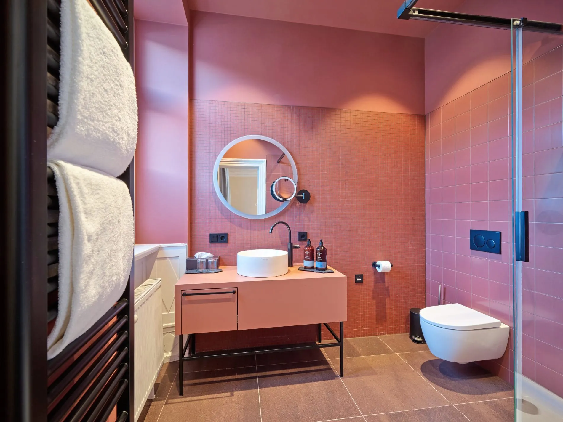 Die Bäder sind komplett in Rot gestaltet. Diese Entscheidung kostete Niko Boesen zunächst etwas Überwindung.