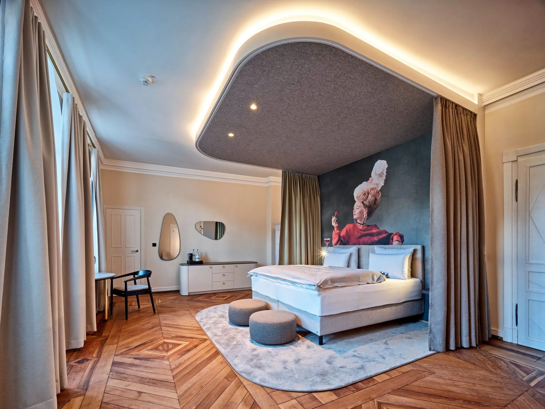 In den Suiten können die Betten aus akustischen Gründen mit einem Vorhang abgeschirmt werden.