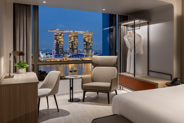 Blick aus einem Executive Bay View Zimmer des Wyndham Singapore auf die drei T&uuml;rme des legend&auml;ren Marina Bay Sands.