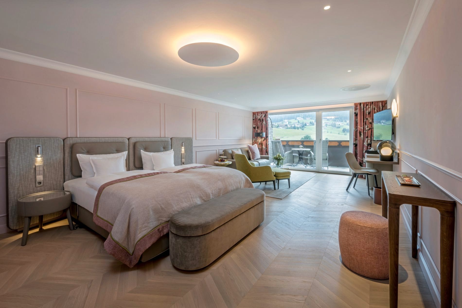 Zimmer auf der Suitenetage im Hotel Bareiss.