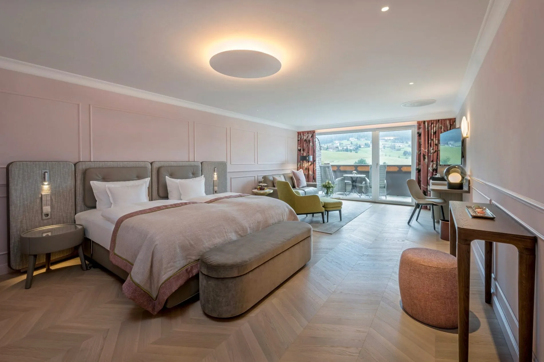 Zimmer auf der Suitenetage im Hotel Bareiss.
