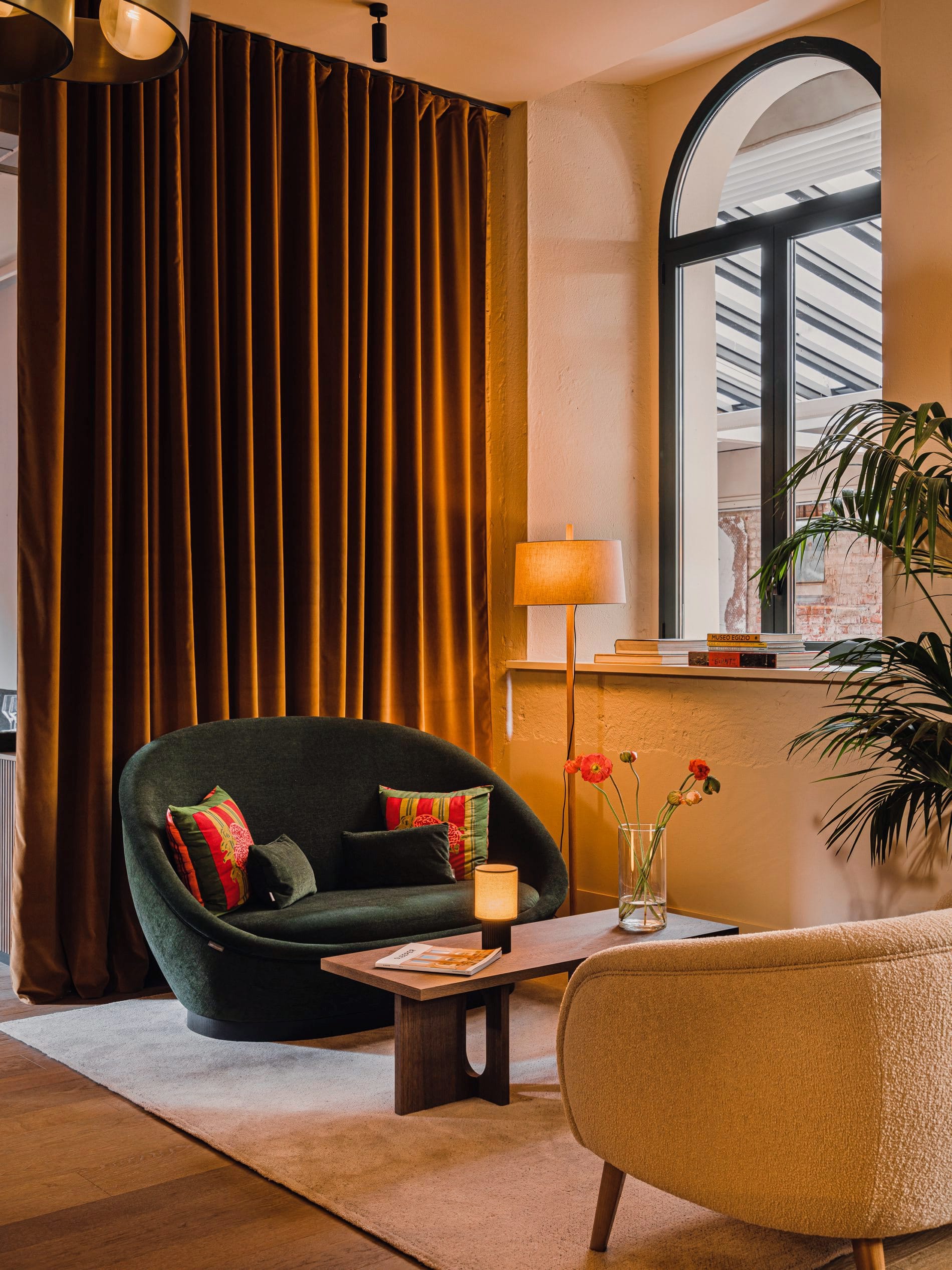 Tiefe Farbtöne in Waldgrün und Gold schaffen im Aethos Milan eine intime Atmosphäre, die zum Verweilen bei kuratierten Events und Aperitif-Abenden einlädt.