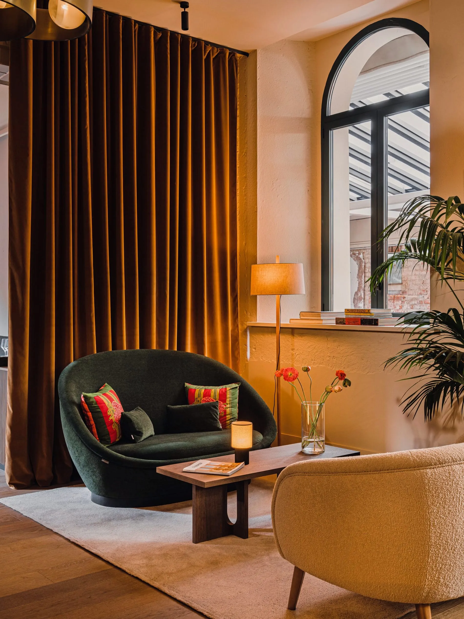 Tiefe Farbtöne in Waldgrün und Gold schaffen im Aethos Milan eine intime Atmosphäre, die zum Verweilen bei kuratierten Events und Aperitif-Abenden einlädt.