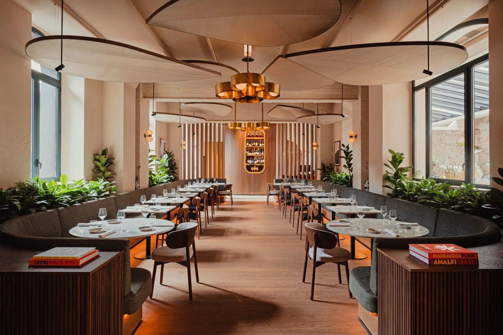 Cima, das neue exklusive Restaurant im Aethos Milan, steht Hotelgästen und Mitgliedern offen und verbindet geschwungene Sitzbänke, Eichenholzböden und Messing-Leuchten zu einem eleganten Gastro-Erlebnis.