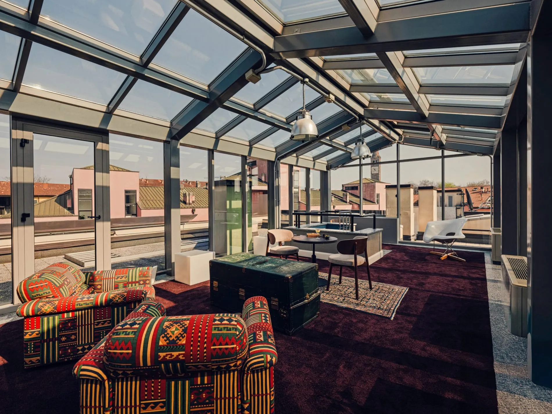 Die Rooftop Suite bietet einen lichtdurchfluteten Wohnbereich unter einem vollverglasten Dach mit Panoramablick über die Dächer Mailands.