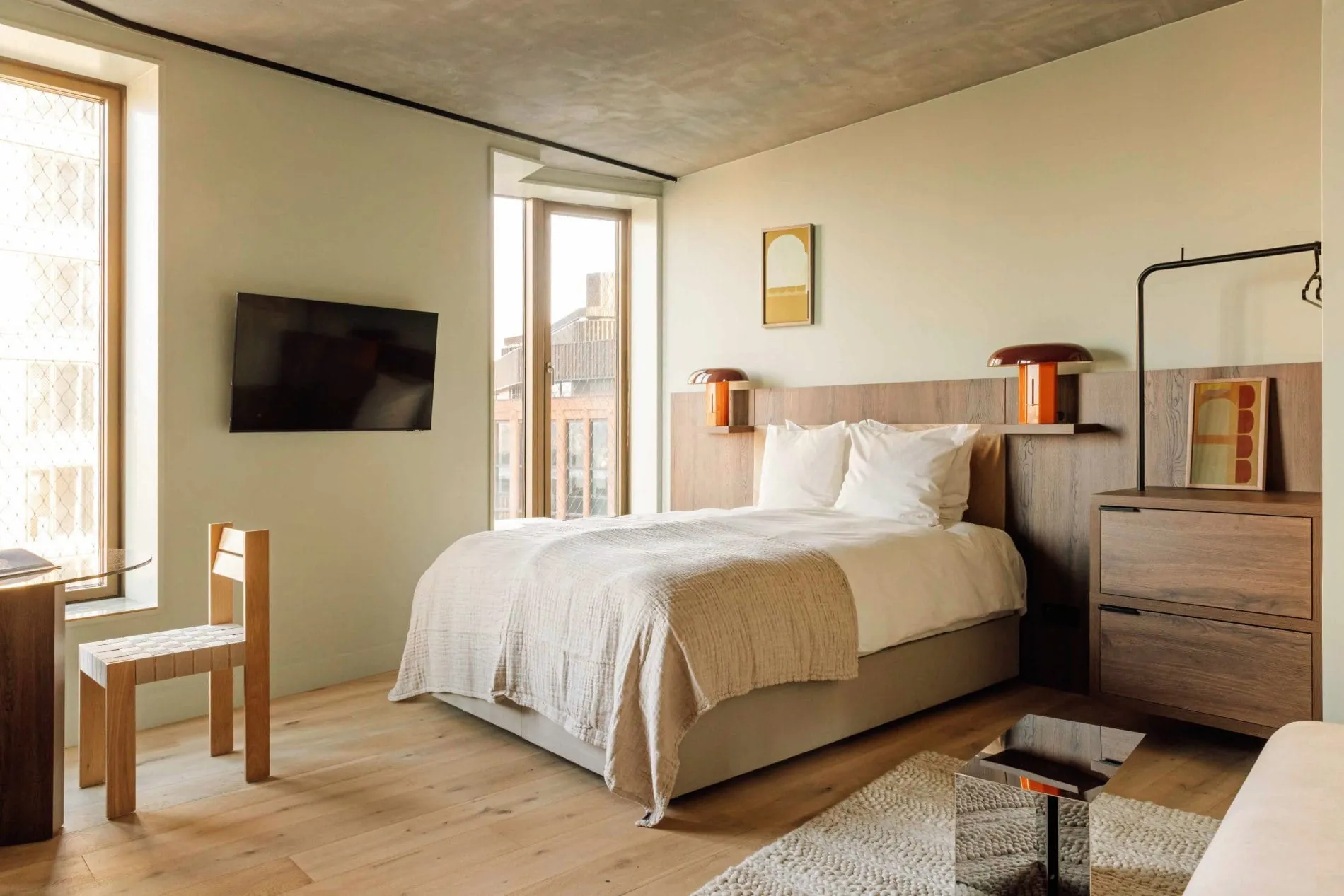 Natürliche Materialien wie Eichenholz und Leinen sowie eine gedeckte Farbpalette prägen die Zimmergestaltung von Grzywinski+Pons.